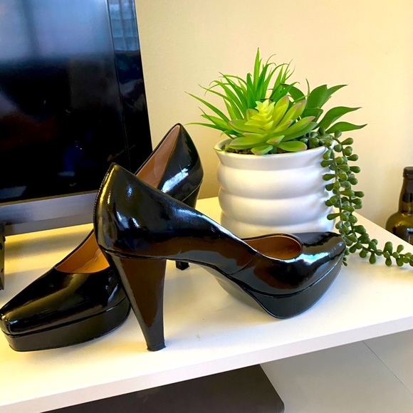 Tahari patent leather pumps. - Picture 1 of 2